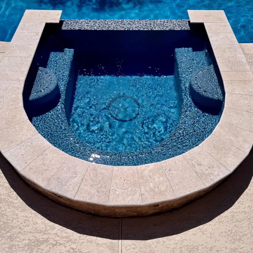 Horseshoe spa with bench seating
